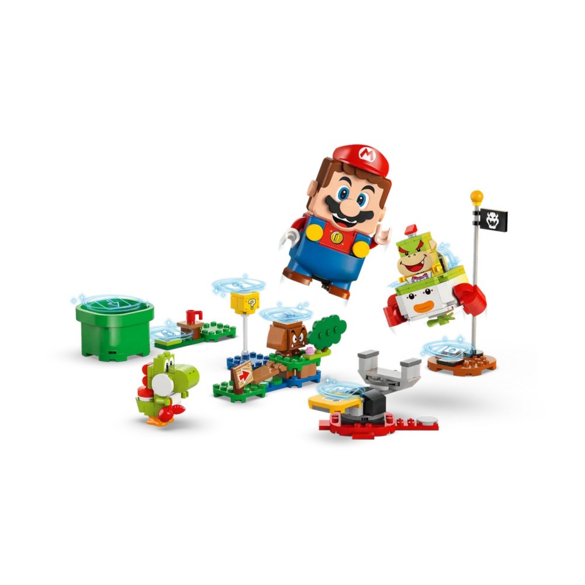 Közelkép a LEGO Super Mario 71439 készlet Mario és Goomba figuráiról, mögöttük a jellegzetes ?-blokk, fával kiegészített pályaelem és a piros indítócső.