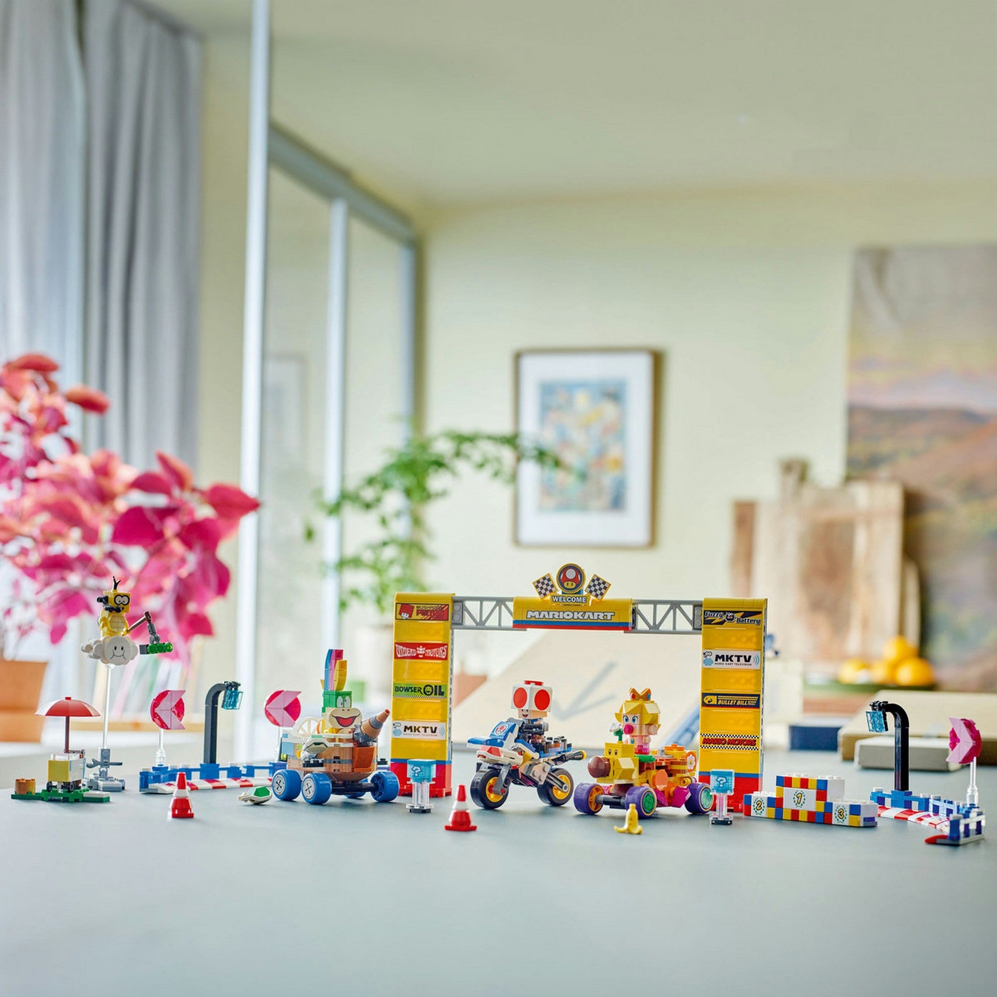 A LEGO Super Mario Mario Kart Baby Peach és Grand Prix szett (72036) teljesen megépített versenypályája, színes elemekkel és figurákkal.