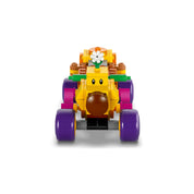 A LEGO Super Mario Mario Kart Baby Peach és Grand Prix szett (72036) Baby Peach aranyos virágos versenyautója elölről.
