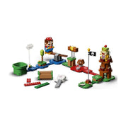 A LEGO Super Mario – Mario kalandjai kezdőpálya (71360) teljes, összeszerelt játéktérképe Goombával, ellenséggel, zászlórúddal és klasszikus pályaelemekkel.

