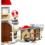 A kastély előnézete: A LEGO Super Mario 71435 készlet gyönyörűen kidolgozott kastélya piros tornyokkal és díszítőelemekkel, Toad figurával az előtérben.