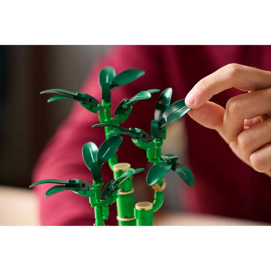 A LEGO Szerencsebambusz (10344) kész modellje közelről, amely az élethű leveleket és a bambuszszárakat ábrázolja

