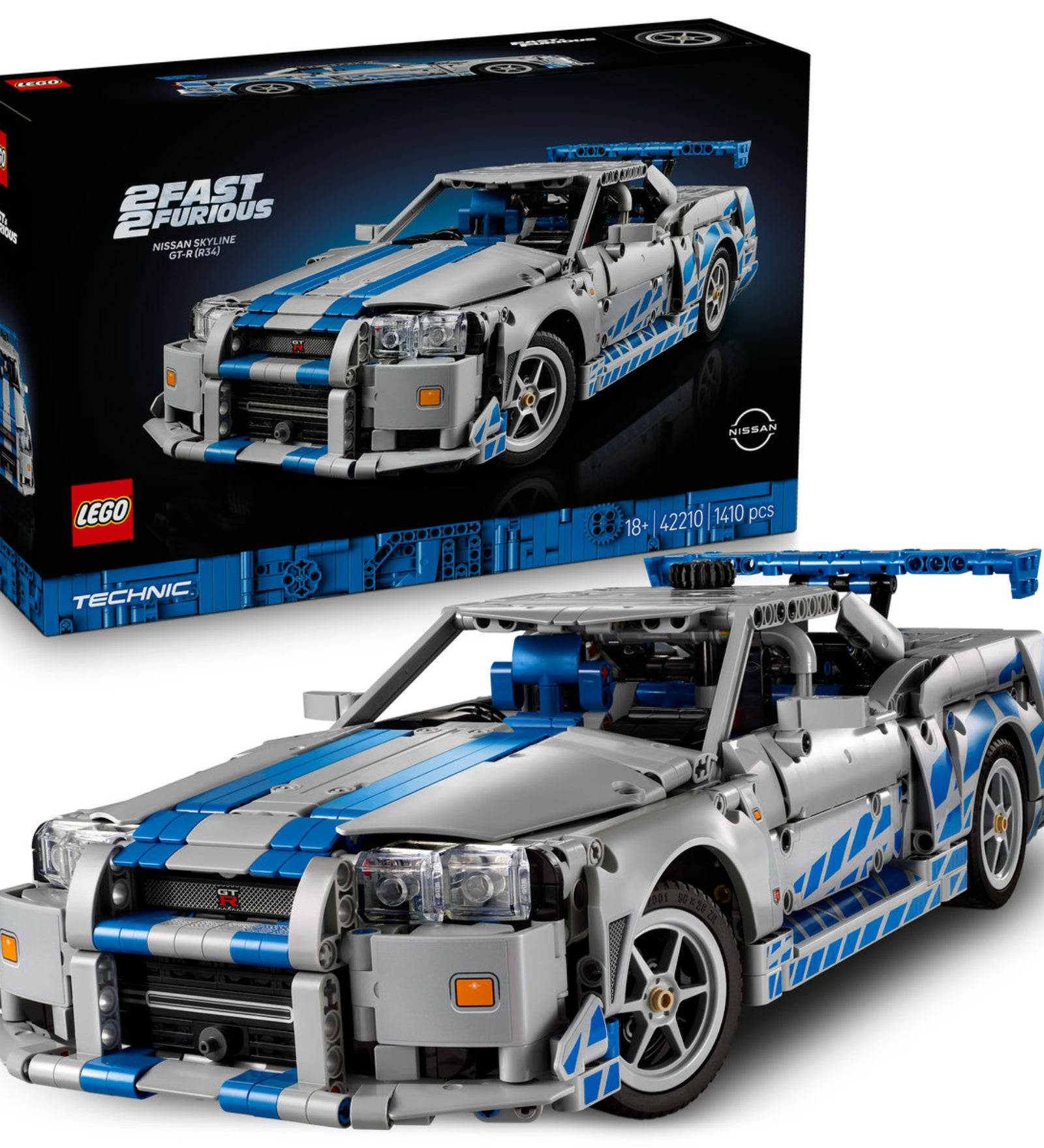 A LEGO Technic 42210 Fast & Furious Nissan Skyline GT-R (R34) szett doboza és az összeépített szürke-kék sportautó modellje, részletes matricákkal és aerodinamikai elemekkel.