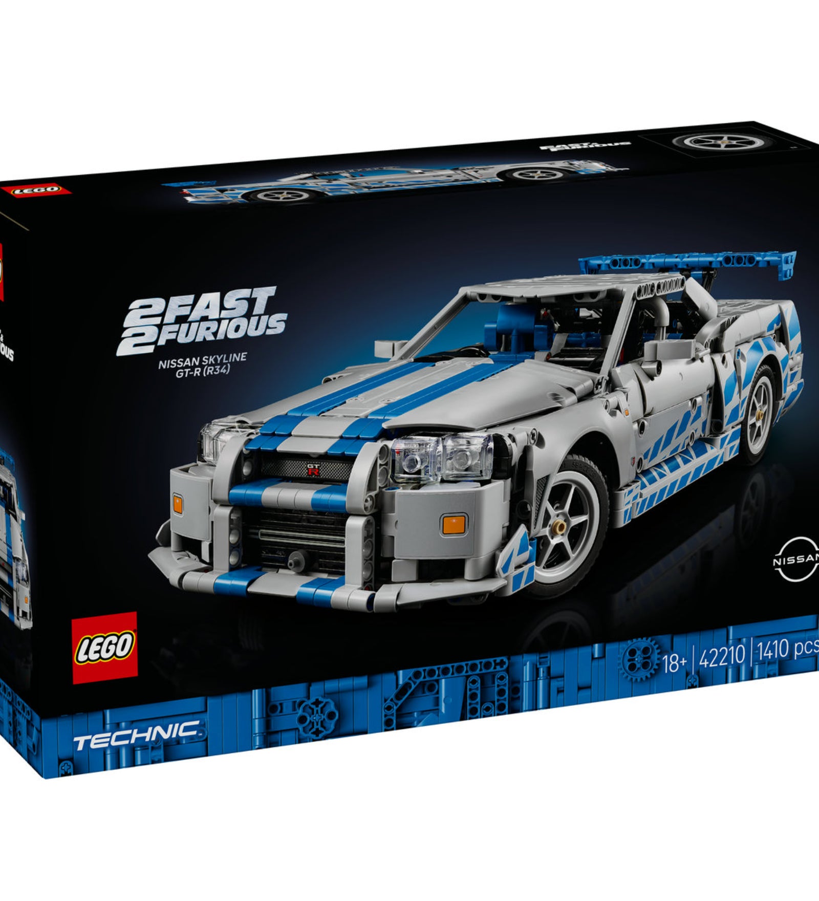  A LEGO Technic 42210 Fast & Furious Nissan Skyline GT-R (R34) szett doboza közelről, jól látható a 1410 darabos felirat és a részletesen kidolgozott modell eleje.