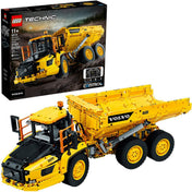 LEGO Technic 6x6-os Volvo csuklós szállítójármű 42114 doboza és összerakott modell – A termék doboza és előtte a teljesen összeszerelt Volvo A60H LEGO Technic modell emelt billenőplatóval.