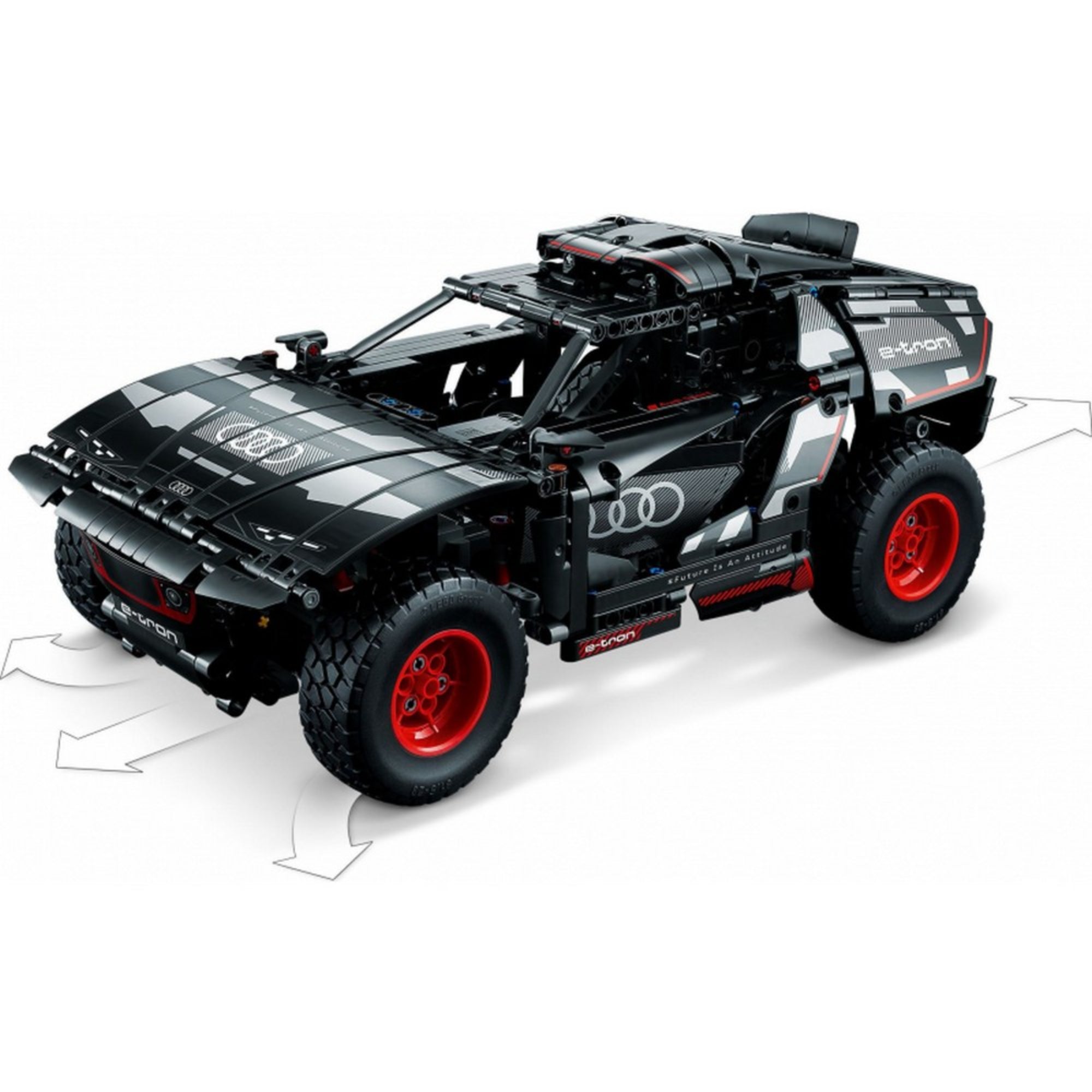LEGO Technic Audi RS Q e-tron 42160 versenyautó ferde elölnézetből, irányjelző nyilakkal és részletes karosszériával, Audi logóval és piros keréktárcsákkal.