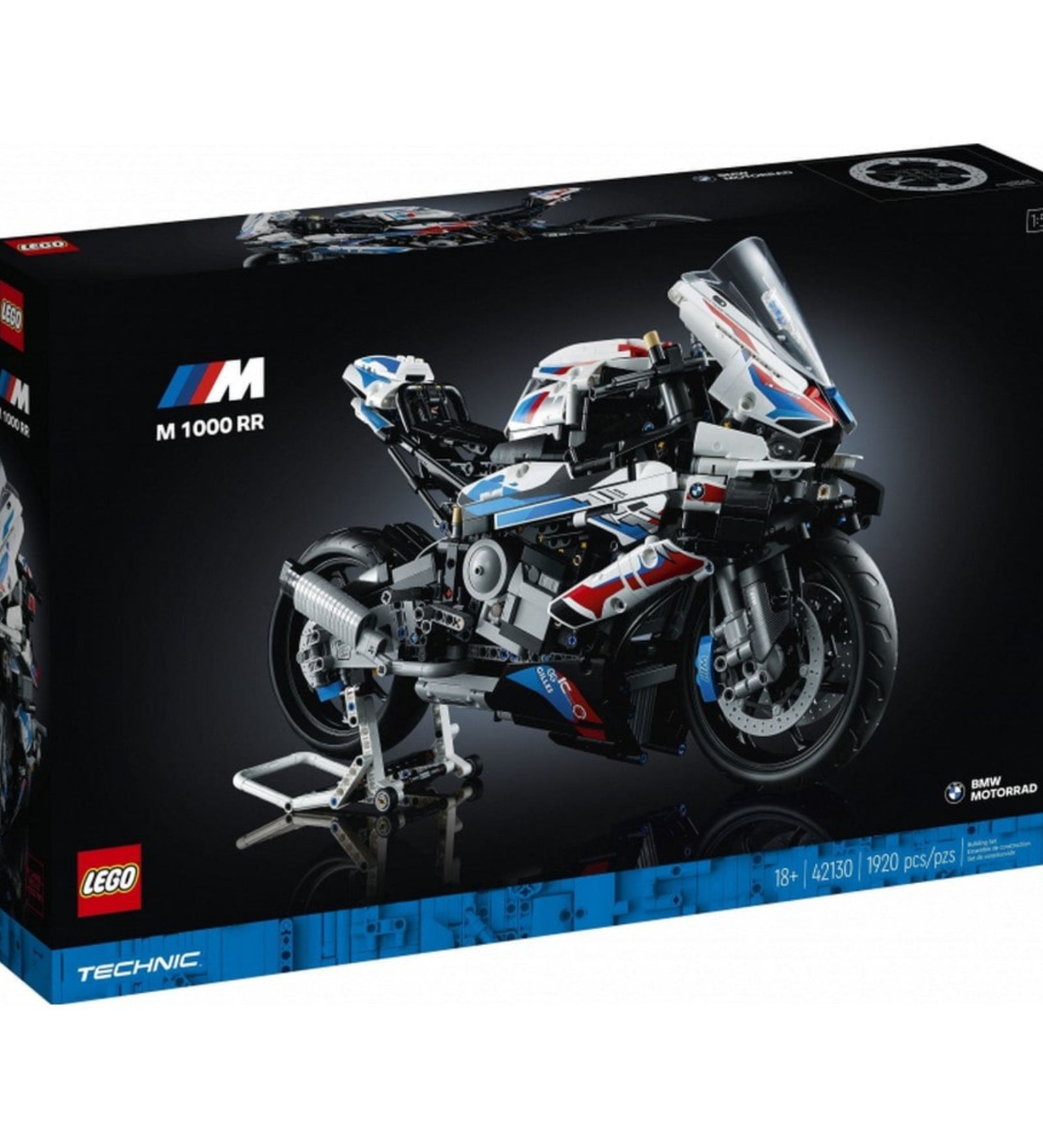A LEGO Technic BMW M 1000 RR 42130 hivatalos doboza, sötét háttérrel, amelyen a részletes motorkerékpár modell látható állványon.