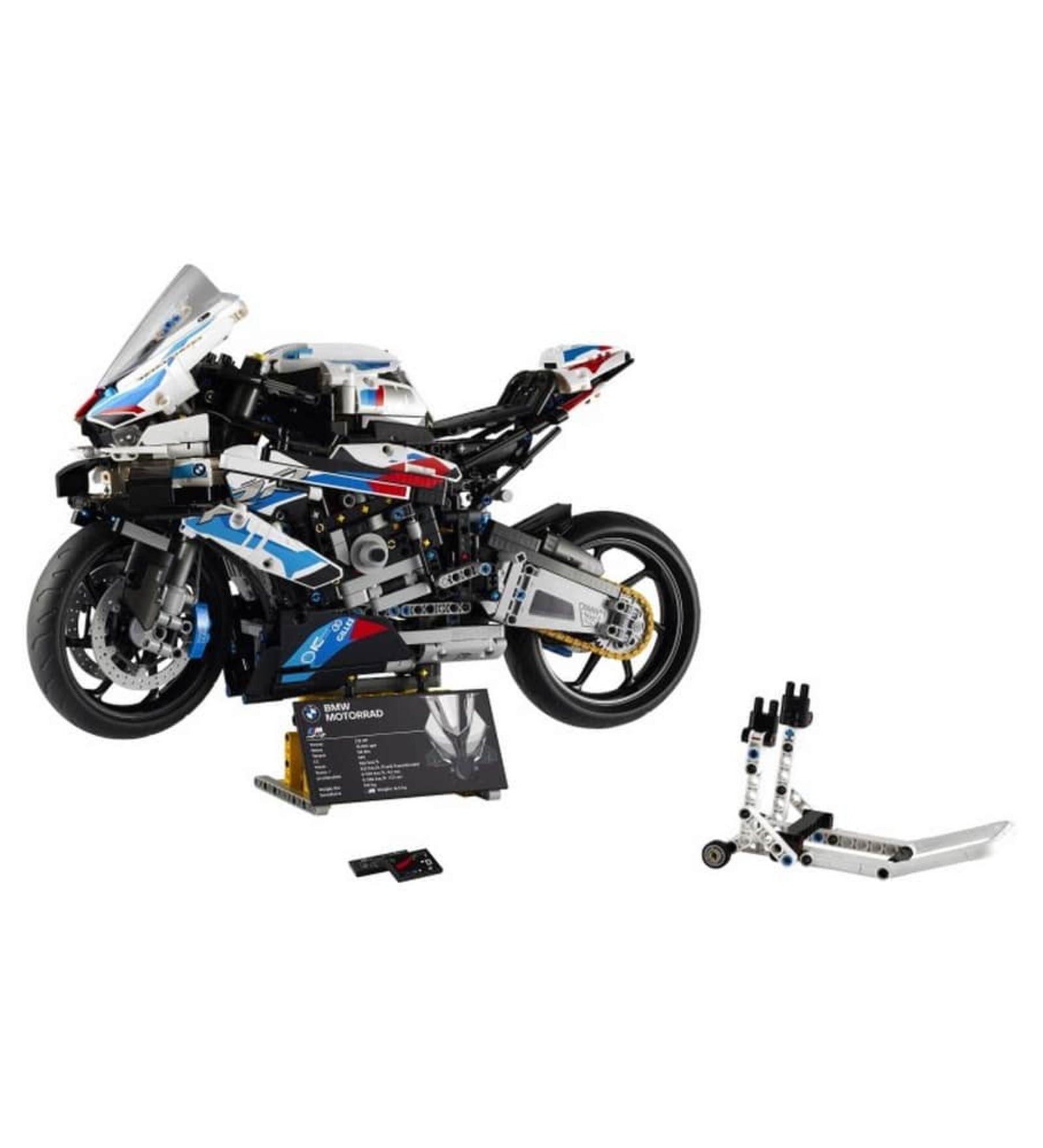 A LEGO Technic BMW M 1000 RR 42130 készlet tartalma: motorkerékpár modell, adatlapos kiállítótábla és különálló állvány.