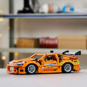LEGO Technic Fast and Furious Toyota Supra MK4 (42204) valós környezetben, összeépítve, oldalnézetből.