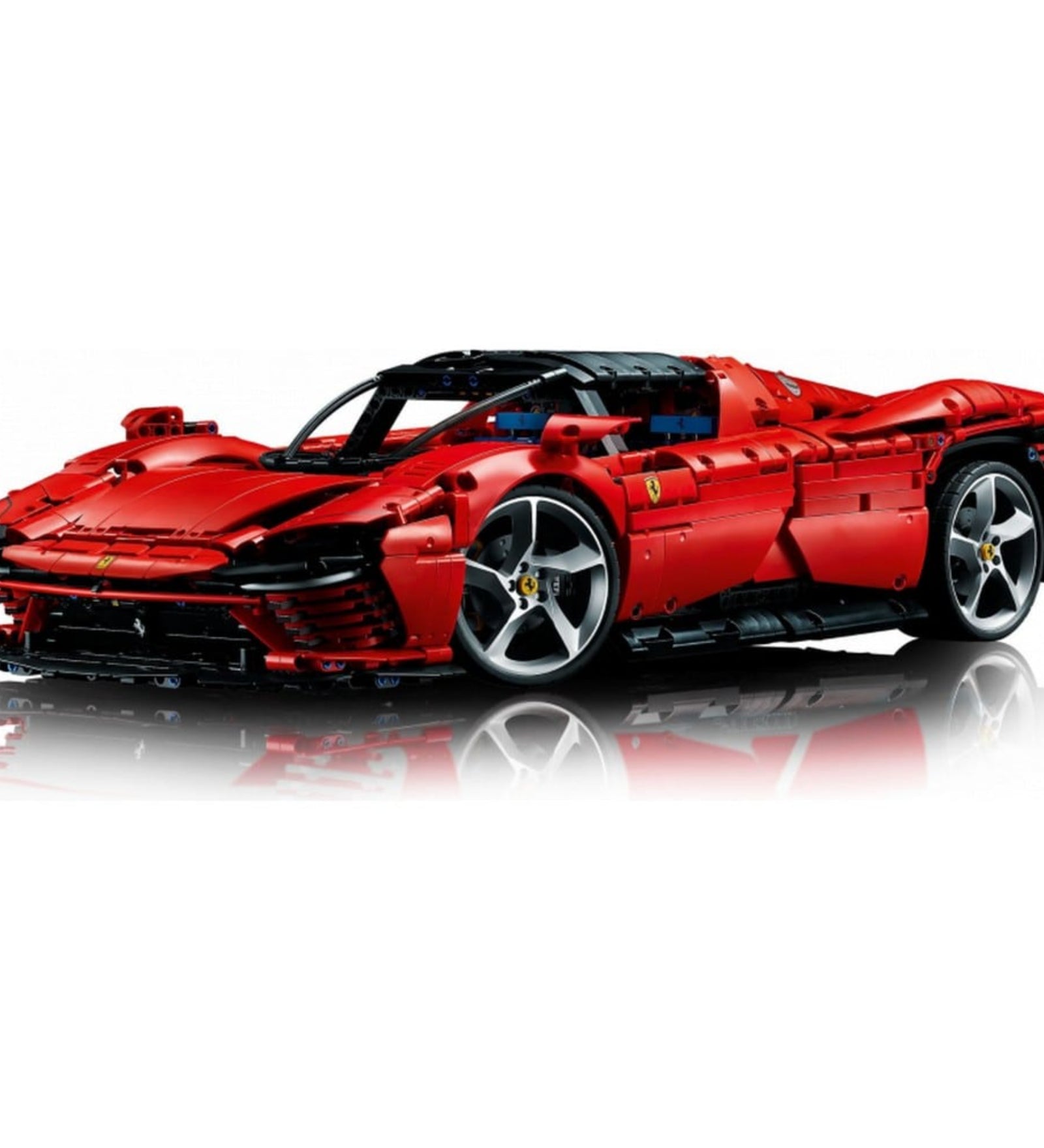 A LEGO Technic Ferrari Daytona SP3 készlet részletesen megépített modellje ferde elölnézetből, jellegzetes piros karosszériával és Ferrari logóval.
