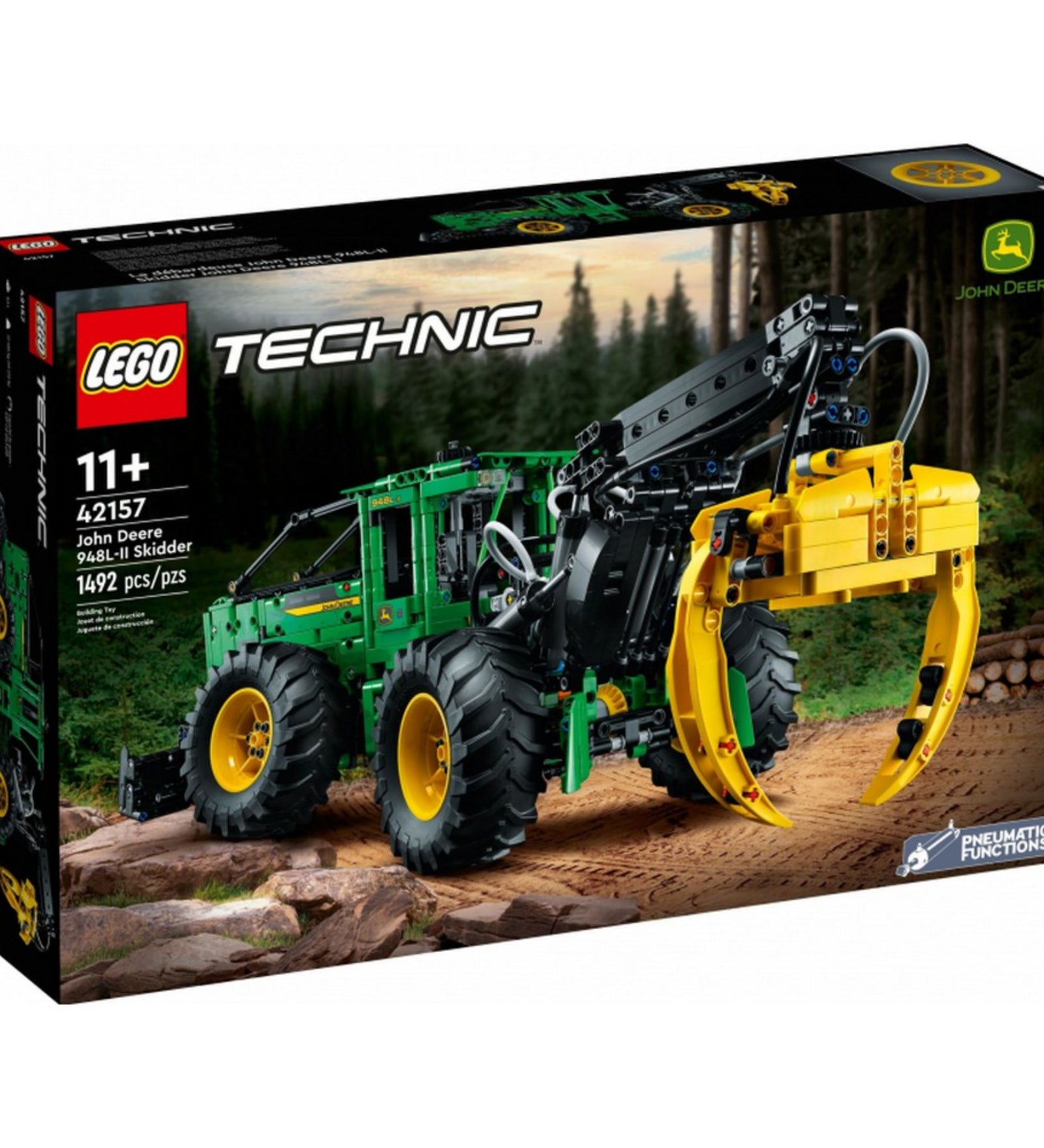 A LEGO Technic John Deere 948L-II Skidder 1492 darabos készlet doboza, erdei háttérrel és a modell teljes látványával, Technic logóval.