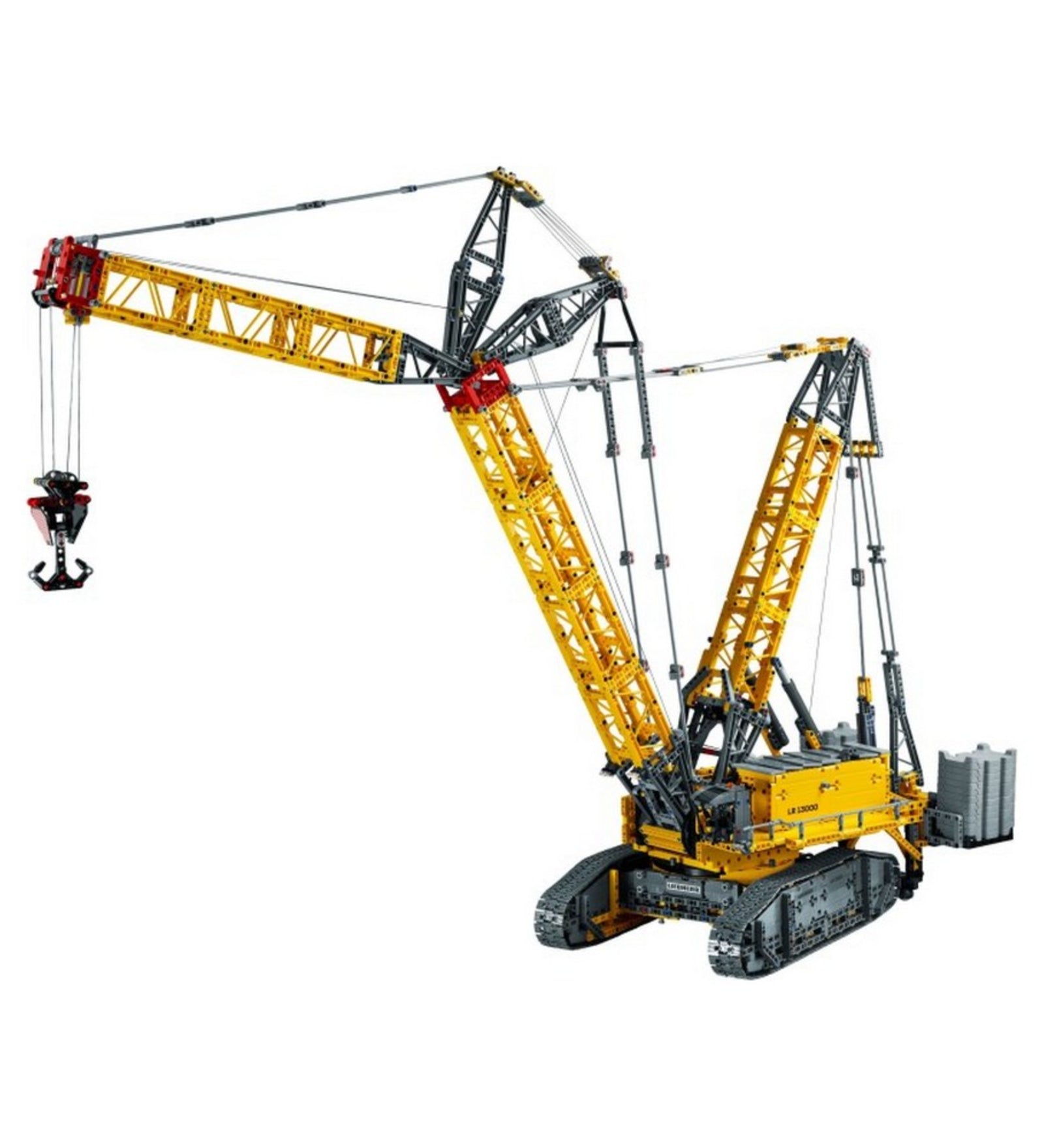 Összeépített LEGO Technic Liebherr LR 13000 daru (42146) ferdén előlnézetből, jól látható a részletes szerkezet, a lánctalpak és a fémhatású építőelemek.