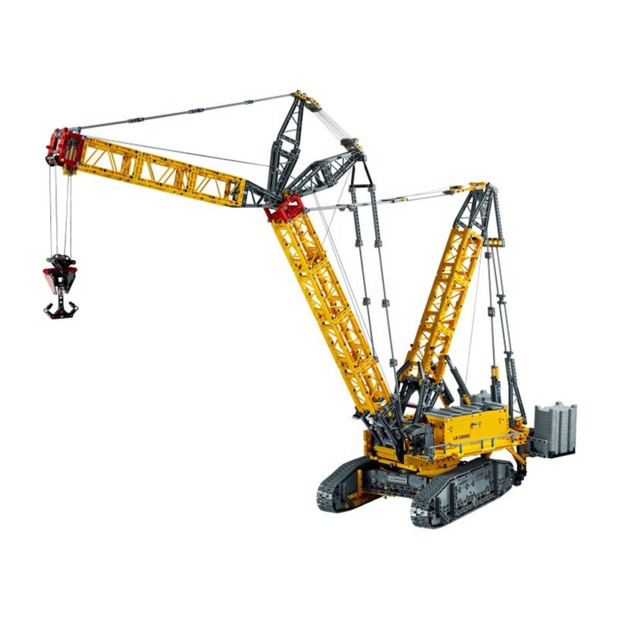 Összeépített LEGO Technic Liebherr LR 13000 daru (42146) ferdén előlnézetből, jól látható a részletes szerkezet, a lánctalpak és a fémhatású építőelemek.