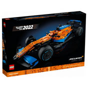A LEGO Technic McLaren Formula 1 versenyautó (42141) doboza – A sötét háttéren feltűnően látszik a narancssárga–kék versenyautó, a dobozon a 2022-es év és a McLaren Formula 1 Team logója is szerepel.