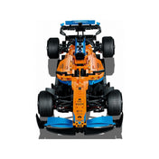 Felülnézeti kép a LEGO Technic McLaren Formula 1 versenyautóról (42141) – A modell narancssárga és kék színvilágban pompázik, jól látható a vezetőfülke, az első és hátsó szárny, valamint a részletes futómű.