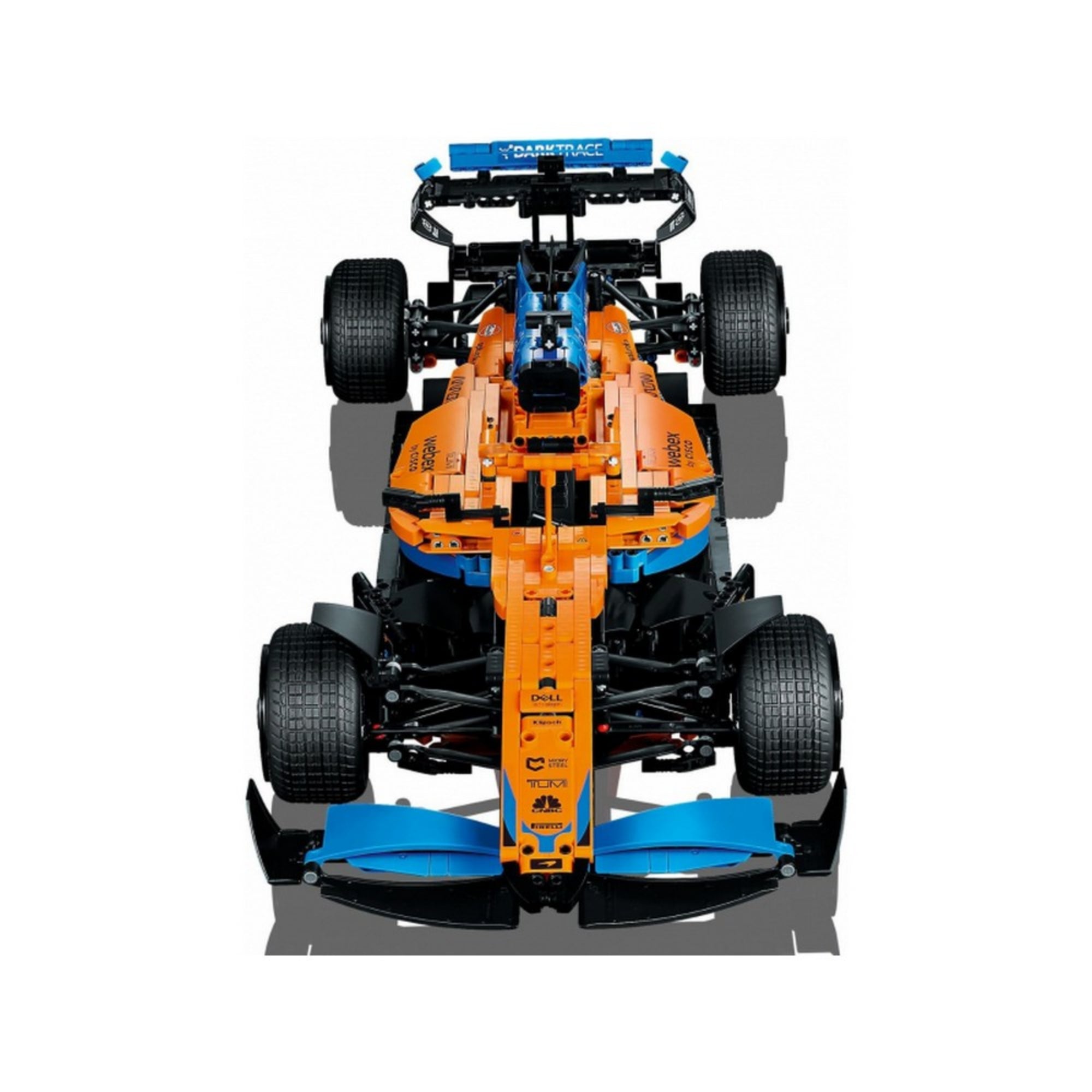 Felülnézeti kép a LEGO Technic McLaren Formula 1 versenyautóról (42141) – A modell narancssárga és kék színvilágban pompázik, jól látható a vezetőfülke, az első és hátsó szárny, valamint a részletes futómű.
