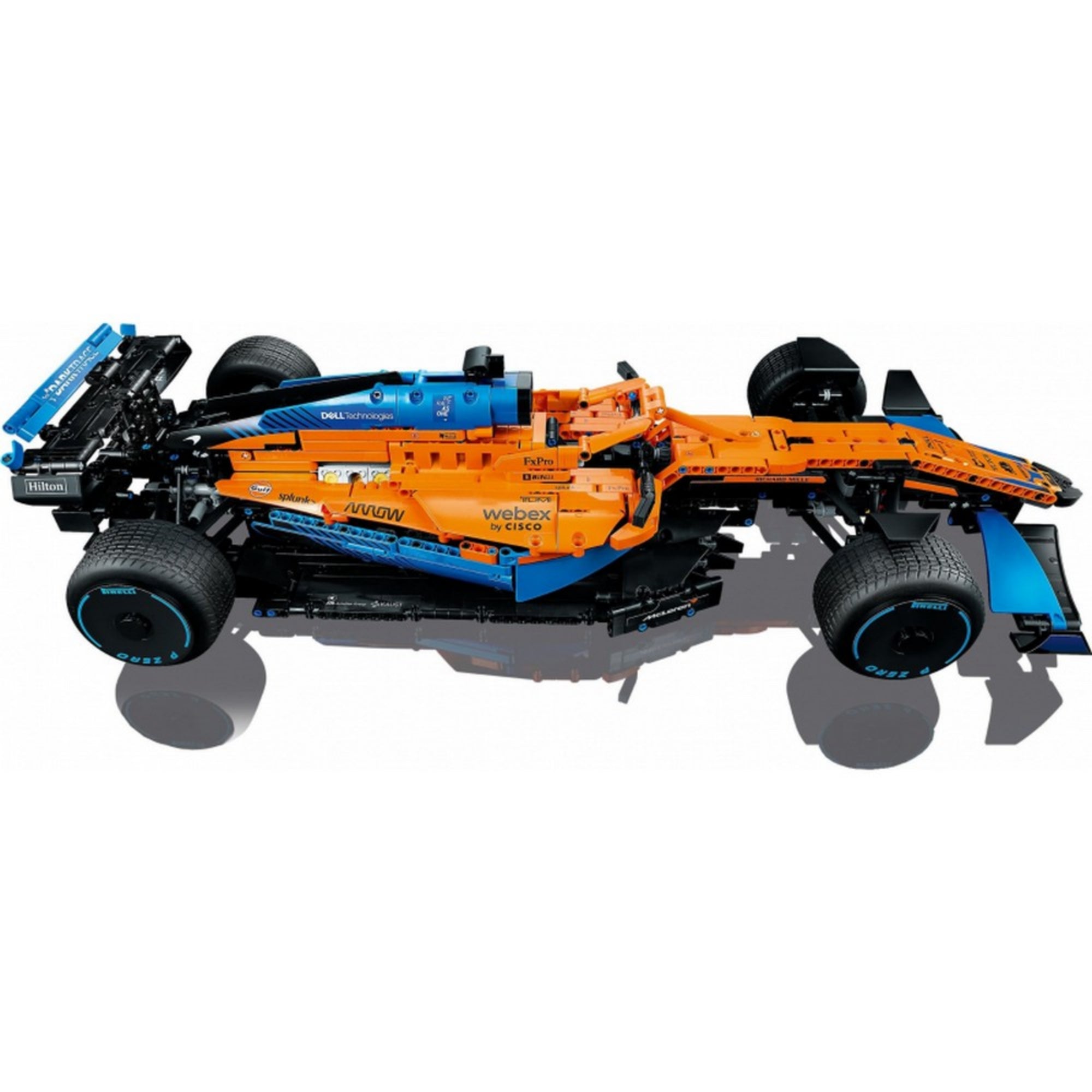 A LEGO Technic McLaren Formula 1 versenyautó (42141) bal oldalnézetből – A kép részletesen mutatja az oldalpanelt, a szponzormatricákat, valamint az autó hátsó légterelőjét.