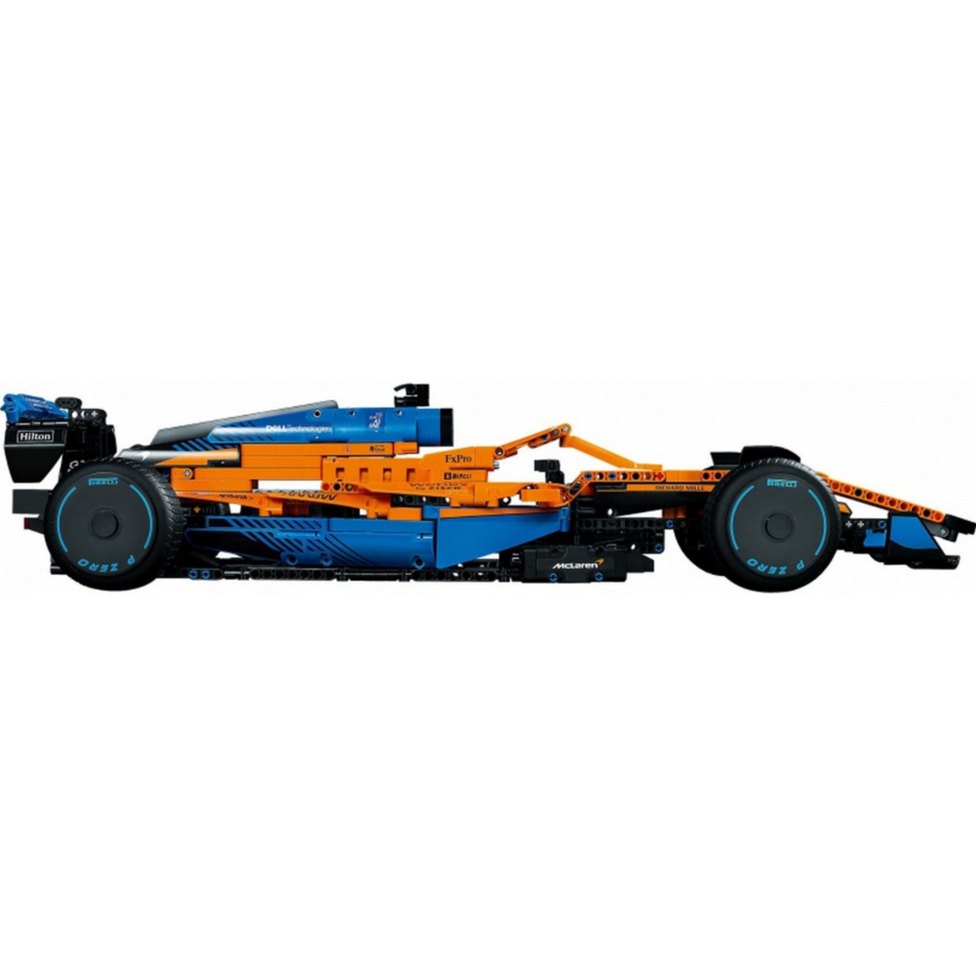 A LEGO Technic McLaren Formula 1 versenyautó (42141) teljes oldalnézete – A jármű profilból fotózva, jól látható a teljes hossz, a fekete szárnyak, a kék peremes gumik és az alacsony felfüggesztés.