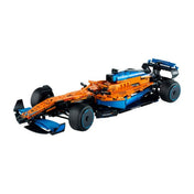 A LEGO Technic McLaren Formula 1 versenyautó (42141) ferdén előről fotózva – Dinamikus oldalnézeti kép, amely kiemeli a hosszúkás formai kialakítást, az aerodinamikai elemeket és az alacsonyan fekvő kasztnit.