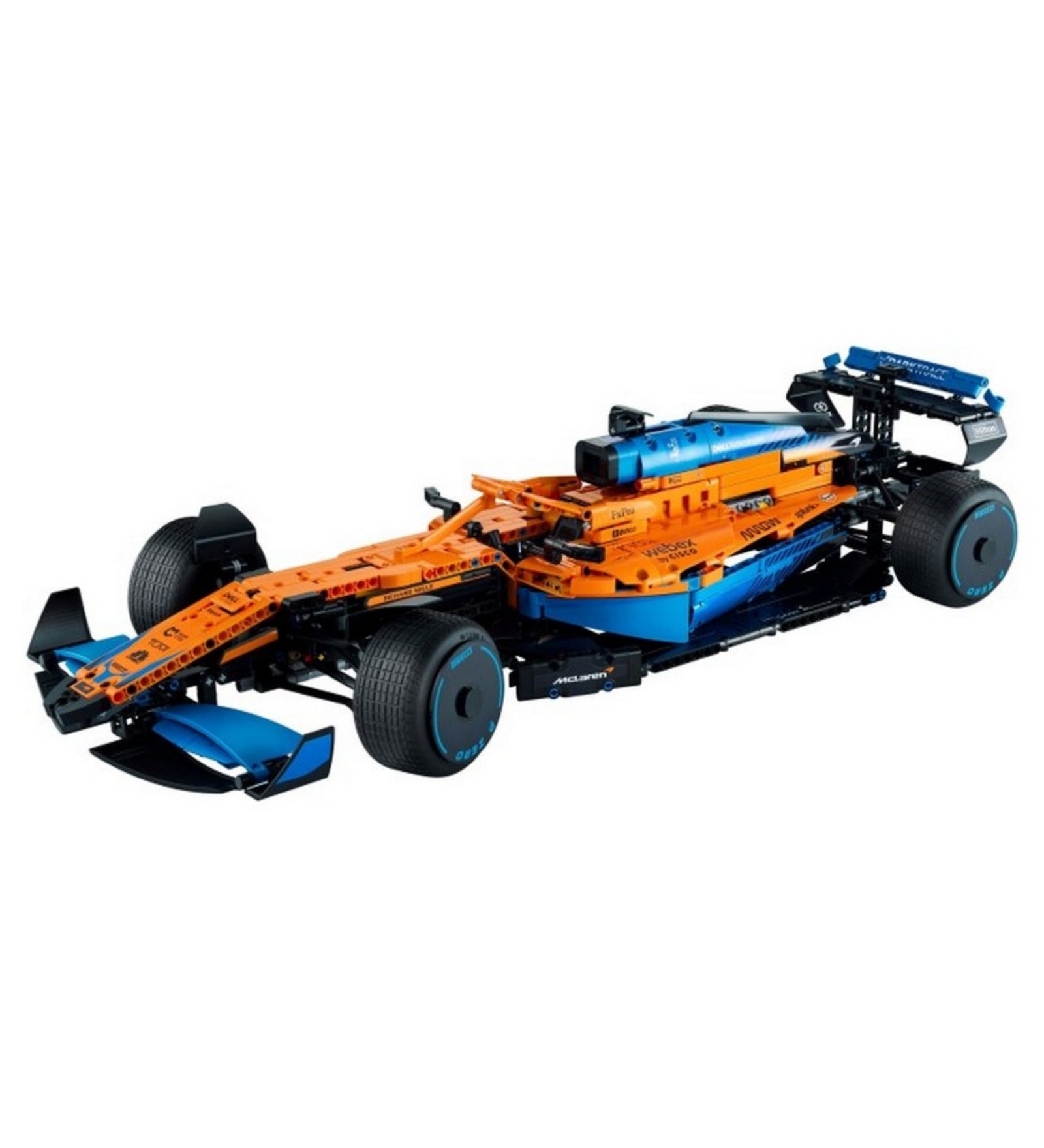 A LEGO Technic McLaren Formula 1 versenyautó (42141) ferdén előről fotózva – Dinamikus oldalnézeti kép, amely kiemeli a hosszúkás formai kialakítást, az aerodinamikai elemeket és az alacsonyan fekvő kasztnit.