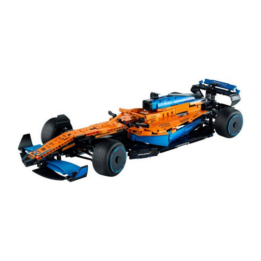 A LEGO Technic McLaren Formula 1 versenyautó (42141) ferdén előről fotózva – Dinamikus oldalnézeti kép, amely kiemeli a hosszúkás formai kialakítást, az aerodinamikai elemeket és az alacsonyan fekvő kasztnit.