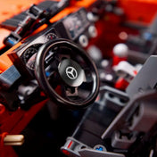LEGO Technic Mercedes-Benz G 500 PROFESSIONAL Line kormánykereke közelről, jól látható a Mercedes-logó és a műszerfal részletes kidolgozása.