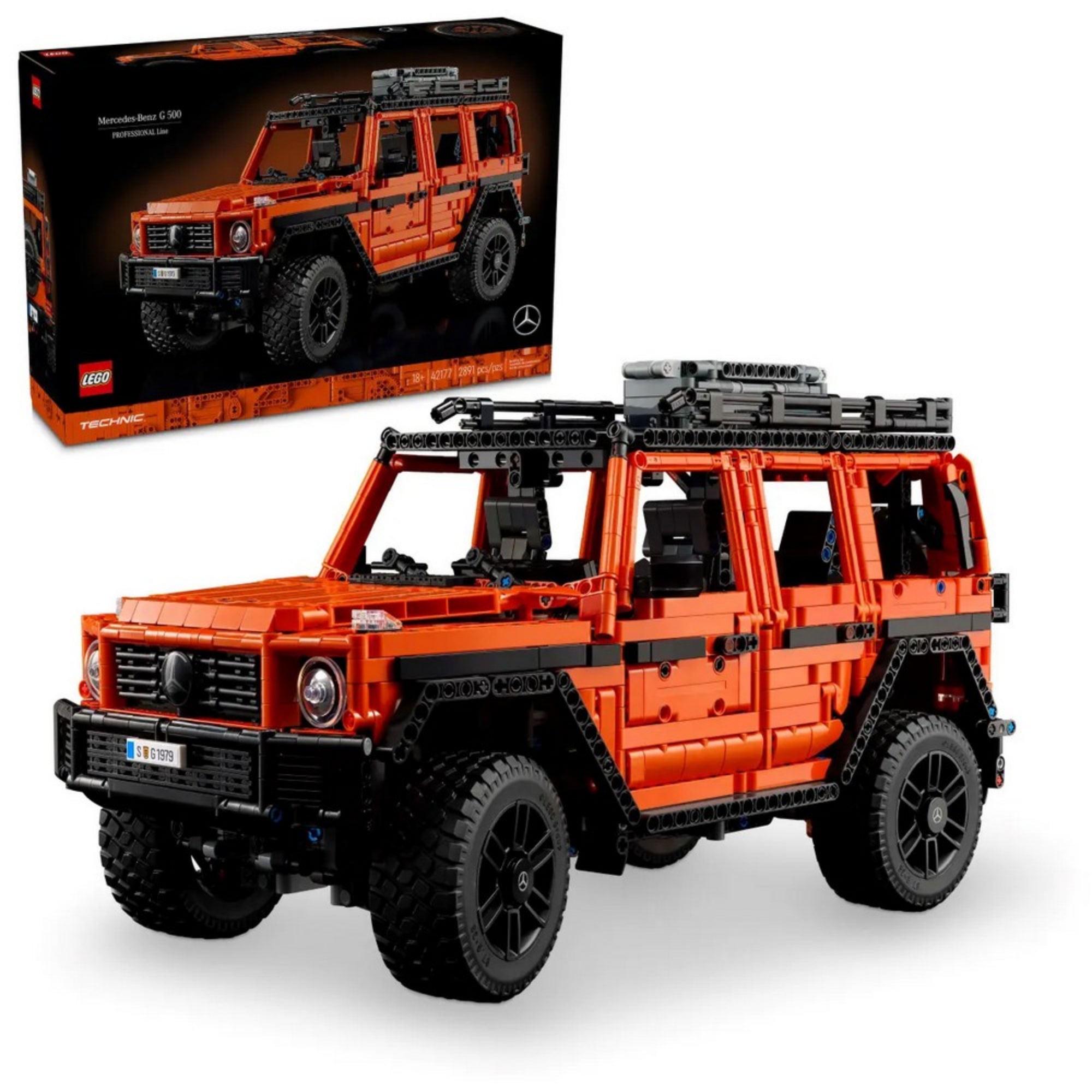 LEGO Technic Mercedes-Benz G 500 PROFESSIONAL Line összeszerelve a dobozával együtt, dobozon a készlet képe sötét háttérrel.