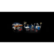 „LEGO Technic NASA Apollo holdjáró jármű (42182) kiegészítő elemei sötét háttérrel, köztük antenna, műszerek, ülőhelyek, és információs táblák több elemhez elhelyezve.”