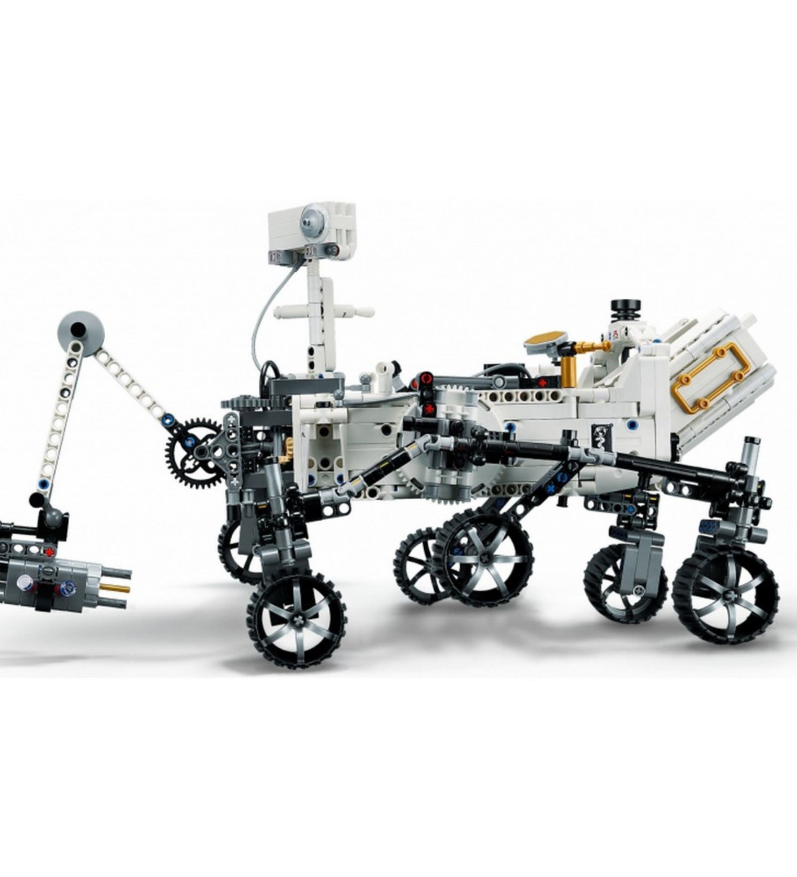 LEGO Technic NASA Mars Rover Perseverance 42158 oldalnézeti kép, amelyen a robotkar előre van nyújtva, a futóművek felfüggesztése és részletes mechanikája is jól megfigyelhető.