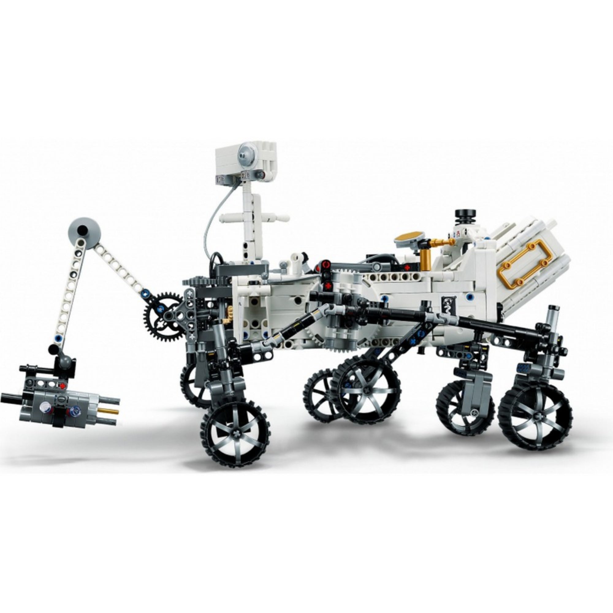 LEGO Technic NASA Mars Rover Perseverance 42158 oldalnézeti kép, amelyen a robotkar előre van nyújtva, a futóművek felfüggesztése és részletes mechanikája is jól megfigyelhető.