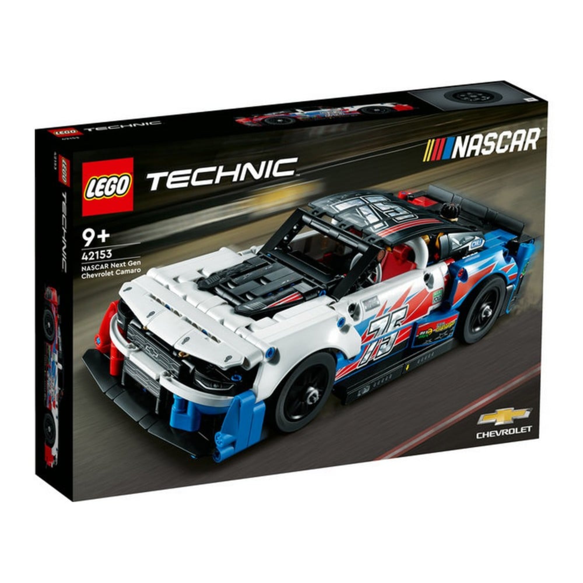 LEGO Technic NASCAR Next Gen Chevrolet Camaro ZL1 (42153) színes, látványos doboza, amelyen a modell verseny közbeni illusztrációja látható.