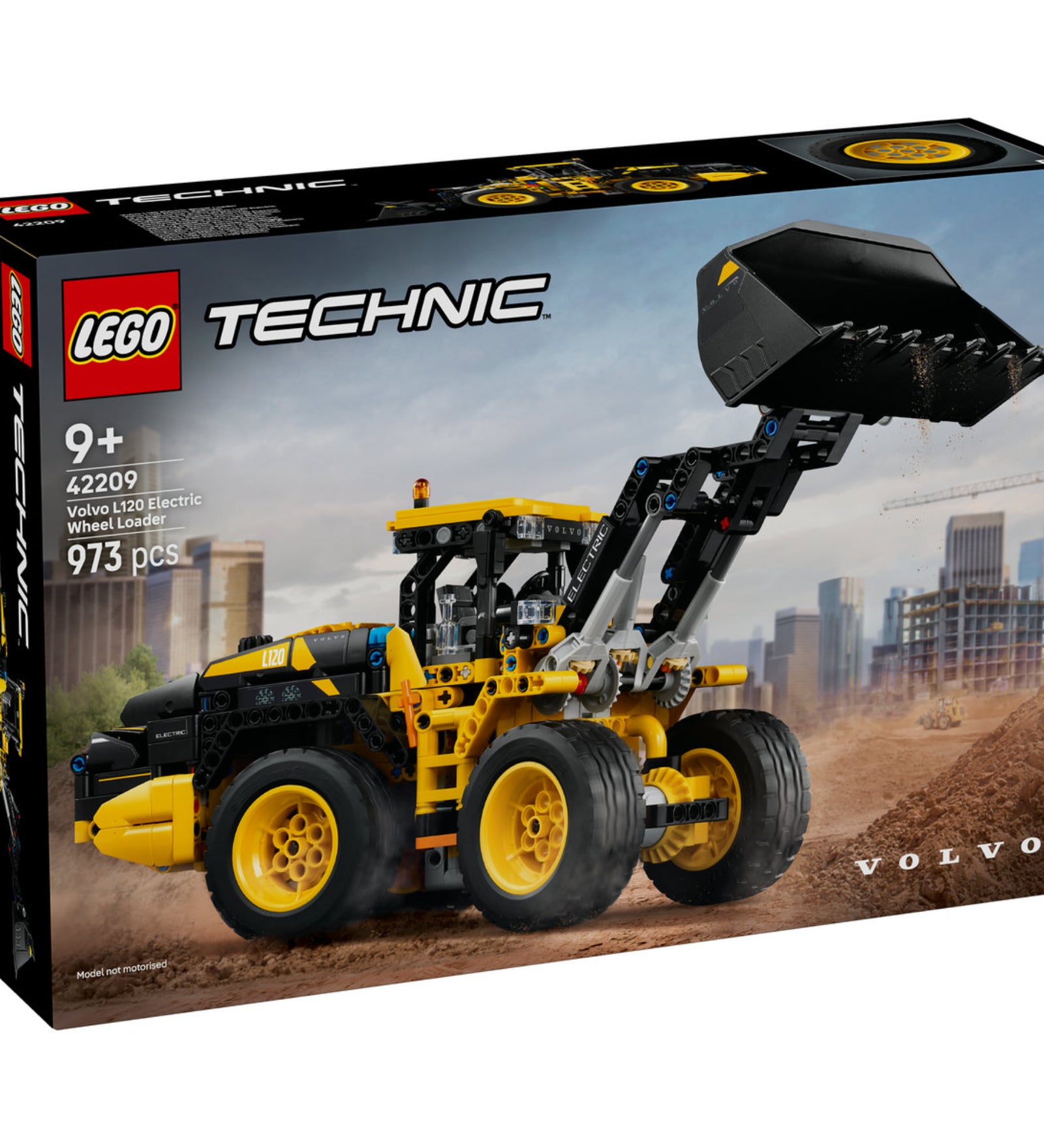  A LEGO Technic Volvo L120 Electric Wheel Loader (42209) doboza közelről, rajta a sárga-fekete markológép emelt rakodókanállal.