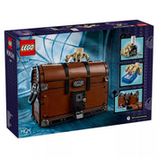 A LEGO Wednesday – Thing’s Apartment készlet dobozának hátoldala, amely megmutatja a láda zárt állapotát, a Thing kézfigurát és a játék funkcióit.