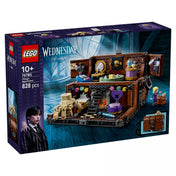 A LEGO Wednesday – Thing’s Apartment (76785) doboza, amelyen a részletesen megépített láda belső tere látható, tele varázslatos kiegészítőkkel és a karakterekkel.