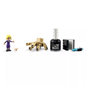 A LEGO Wednesday – Thing’s Apartment készlet minifigurái és kiegészítői, köztük Thing, egy karakter minifigura, tintásüveg, könyv és egy kis kék tárgy.