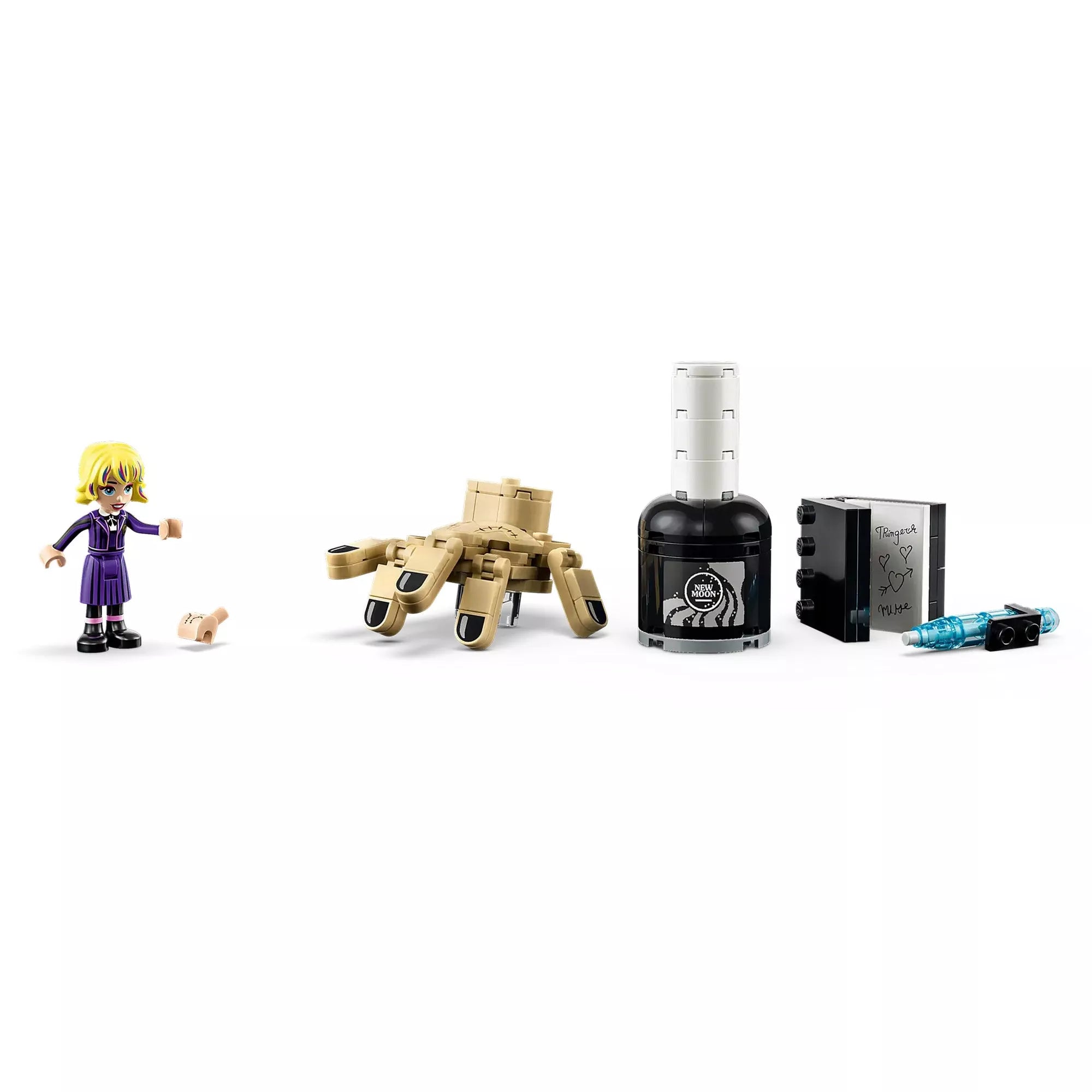 A LEGO Wednesday – Thing’s Apartment készlet minifigurái és kiegészítői, köztük Thing, egy karakter minifigura, tintásüveg, könyv és egy kis kék tárgy.