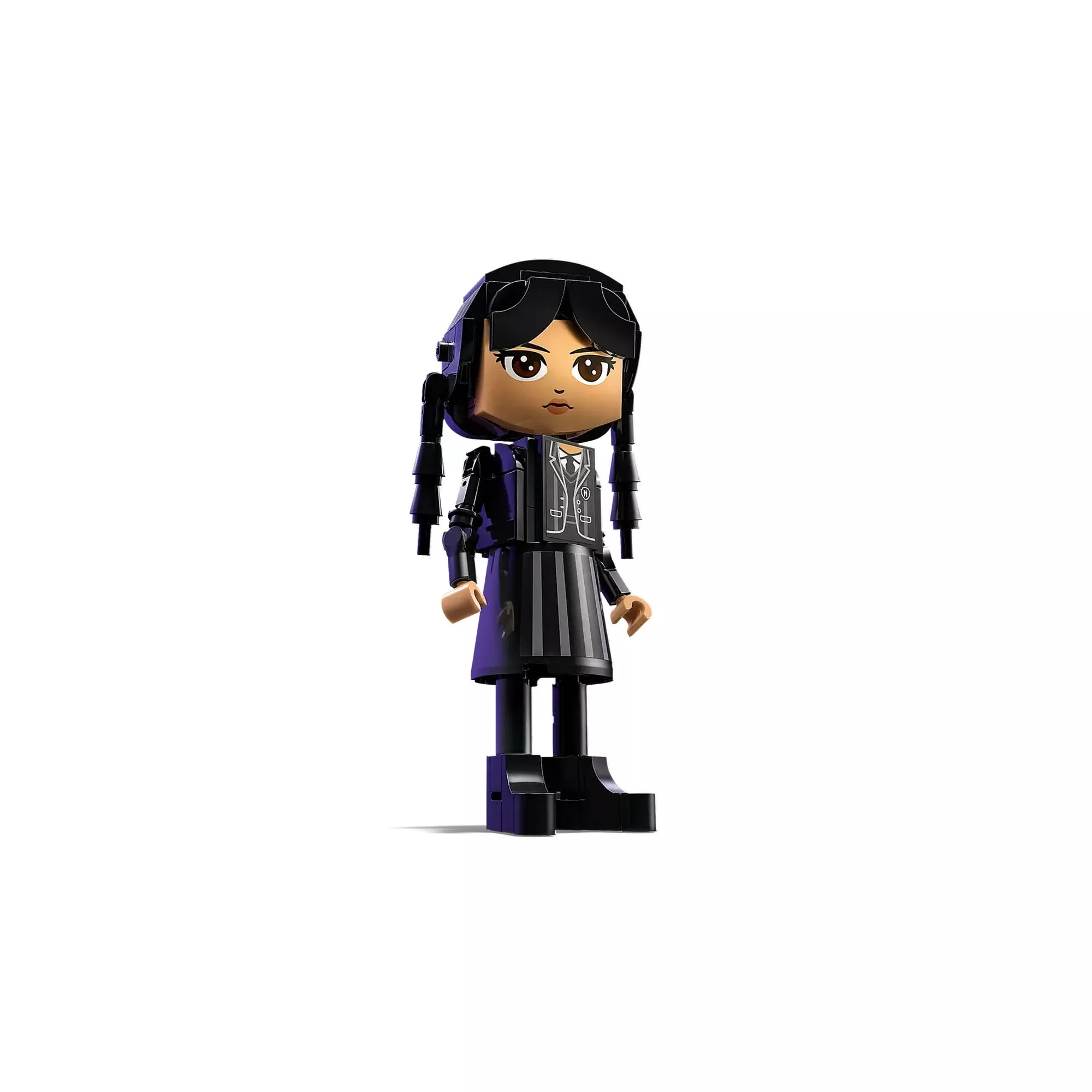 A Wednesday Addams figura iskolai egyenruhás változata, fonott hajjal és fekete szoknyával, a karakter ikonikus megjelenésében.