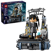 A LEGO Wednesday Addams figura és a doboz együtt, a részletesen kidolgozott alaplappal és a karakter jellegzetes fekete-fehér ruhájával.