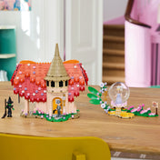 LEGO Wicked 75690 megépített ház asztalon, Glinda buborékban, Elphaba seprűn repül