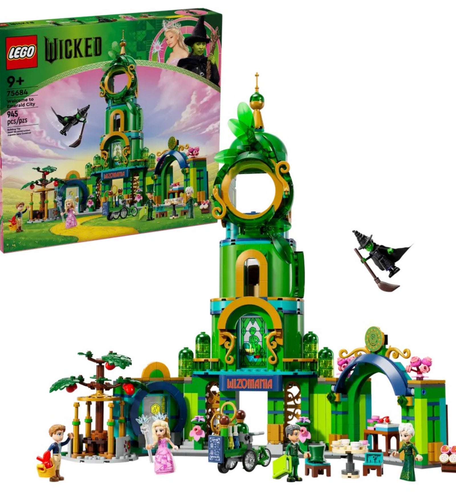 A LEGO Wicked – Köszöntünk Emerald Cityben (75684) készlet teljes tartalma megépítve, előtérben a karakterfigurákkal és a zöld színű, tornyos épülettel, bal felső sarokban a színes díszdoboz grafikája is látható.