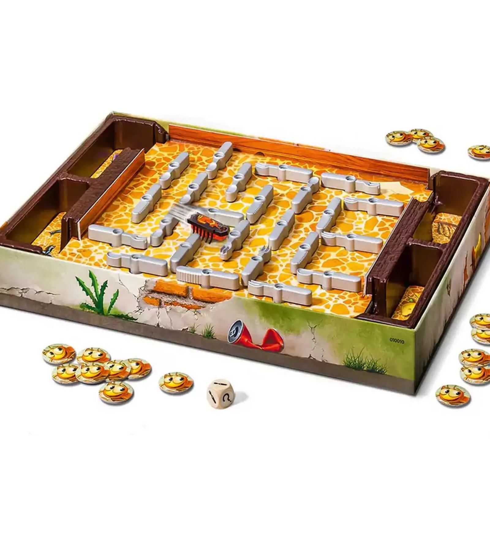 La Cucaracha társasjáték játéktáblája. A labirintusban egy Hexbug Nano robotcsótány mozog, miközben a játékosok dobókockával és zsetonokkal játszanak.