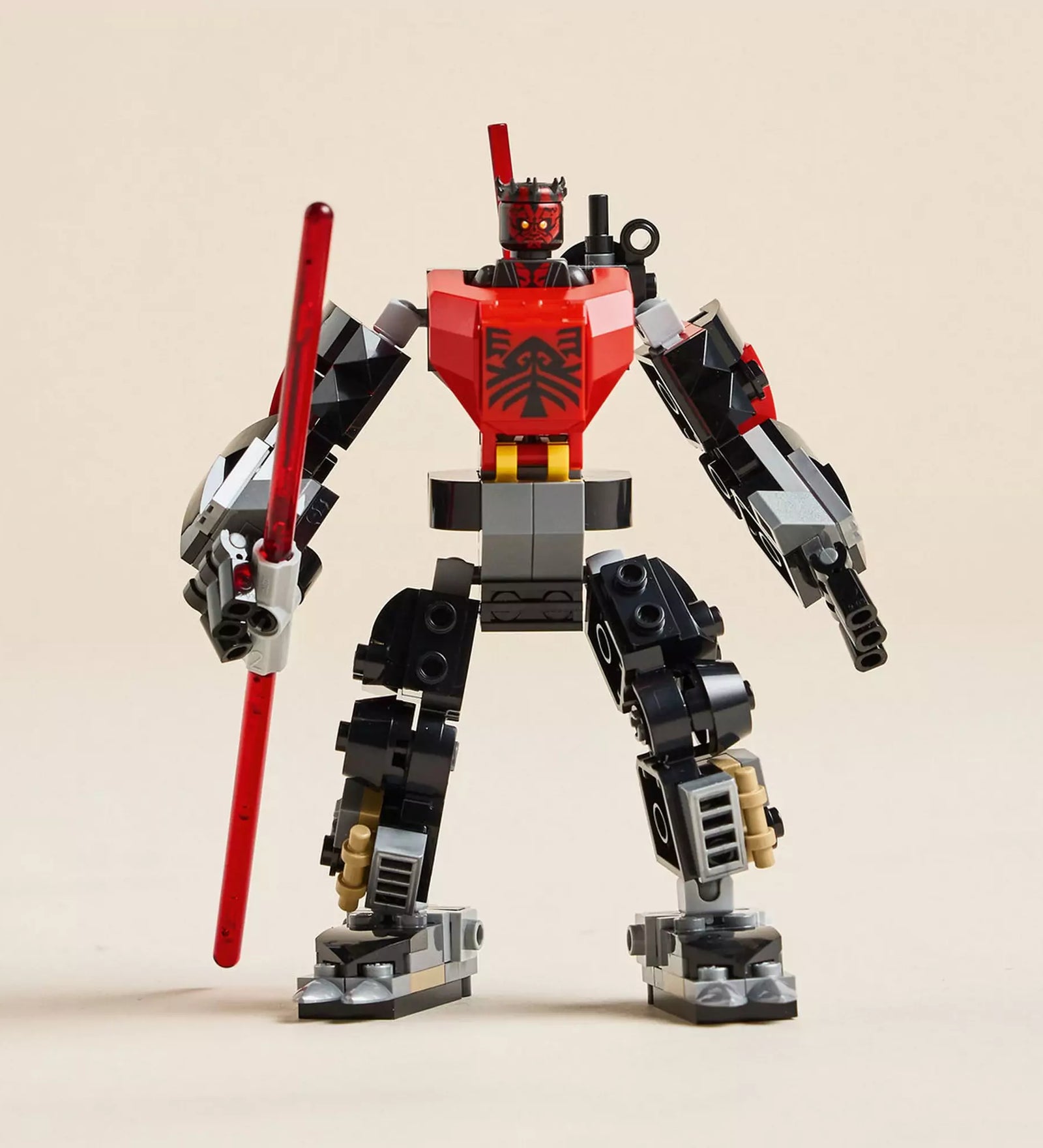 A teljesen összerakott Darth Maul mech figura egyenesen előre néz, kezében a hosszú vörös fénykard, részletgazdag testtel és mozgatható végtagokkal.