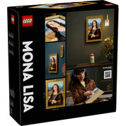 A képen a LEGO Art Mona Lisa (31213) építőkészlet hátoldala látható, amely bemutatja a kész alkotást és annak dekorációs lehetőségeit. A falra akasztható LEGO mozaik egyedi és modern módon idézi fel Leonardo da Vinci híres festményét. A csomag QR-kóddal ellátott hanganyagot is tartalmaz, amely még élvezetesebbé teszi az építési folyamatot.