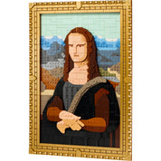 A képen a LEGO Art Mona Lisa (31213) építőkészletből készült LEGO mozaik látható. Az ikonikus festmény LEGO elemekből épült újra, aranykerettel díszítve, hogy falra akasztható műalkotásként is megállja a helyét. Az aprólékosan kidolgozott részletek és a színek modern megközelítésben elevenítik fel Leonardo da Vinci mesterművét.