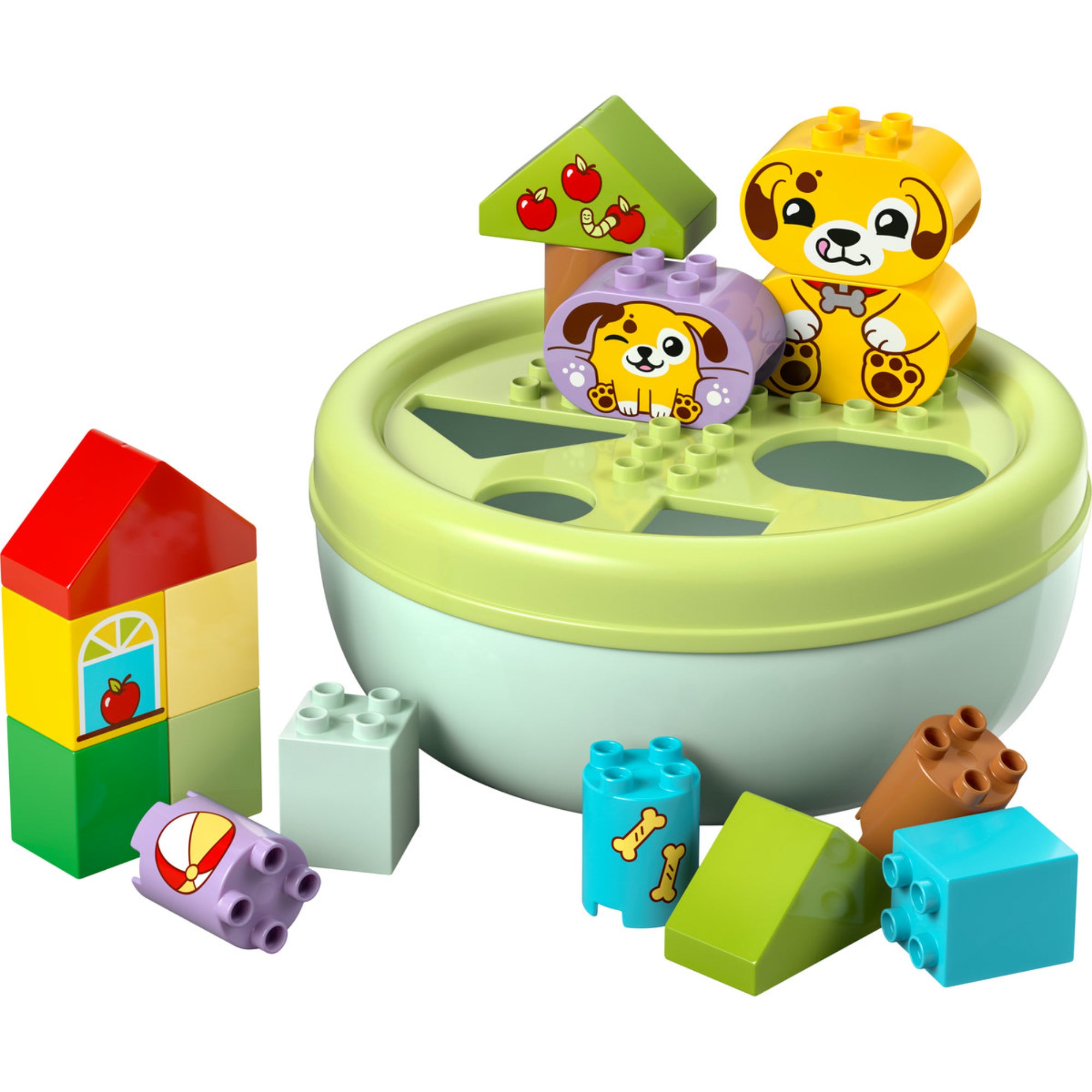 LEGO DUPLO Formaválogató házikó (10441) játék közben, különböző formájú kockák a megfelelő nyílások fölé helyezve, kutyusos grafikákkal díszítve.