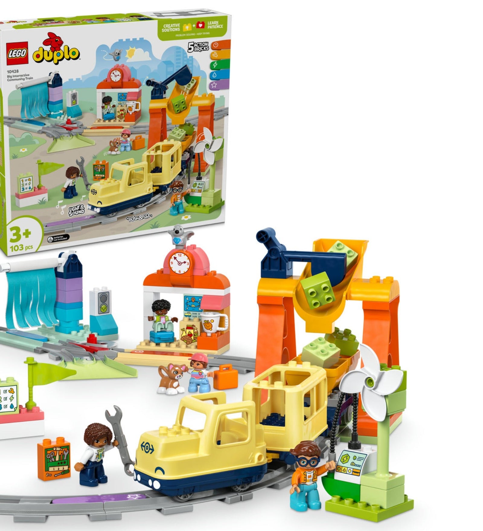 A LEGO DUPLO 10428 készlet elemei teljesen összeállítva: mozdony, állomás, daru, sínek, karakterek, kisállat és szélkerék, a háttérben a doboz képe is látható.