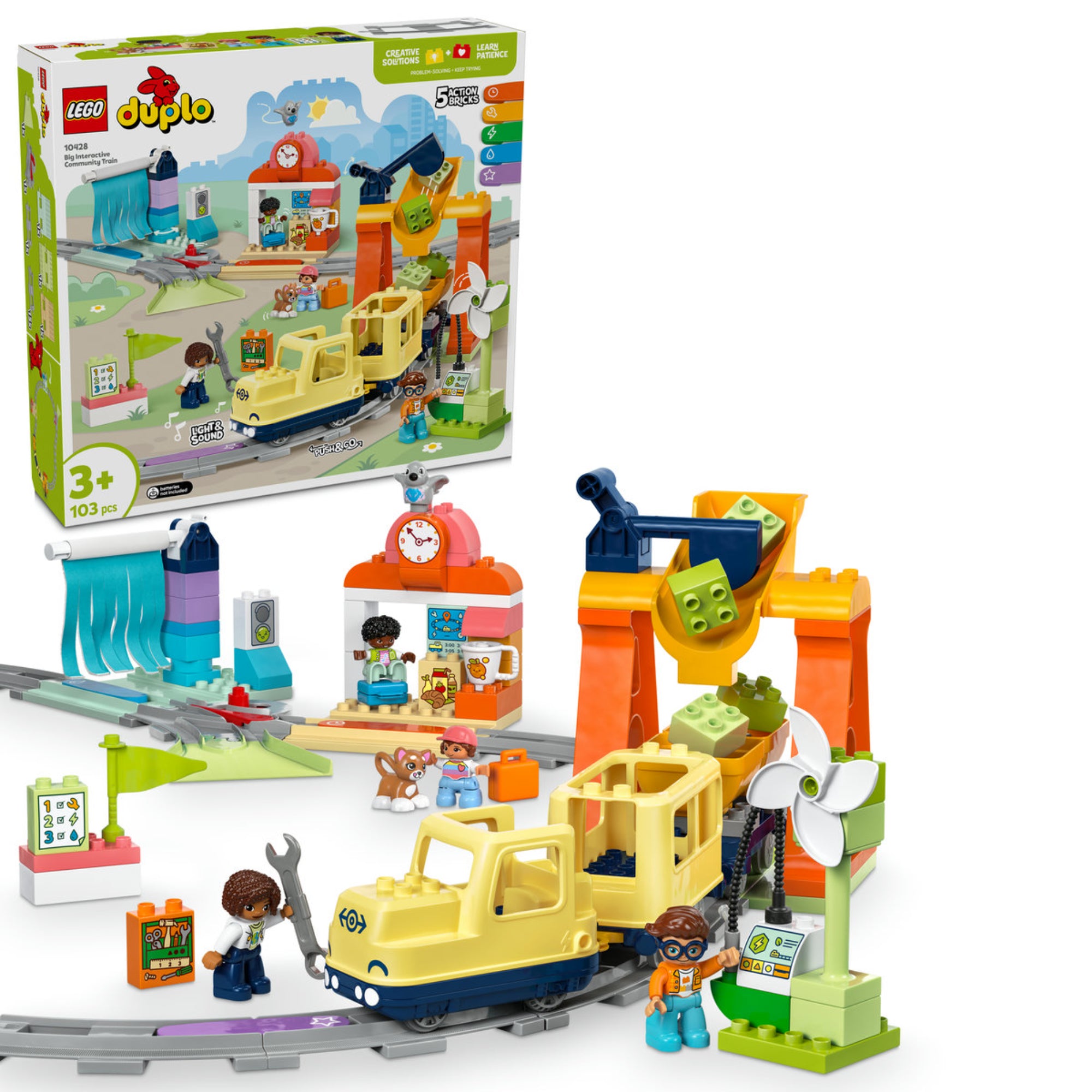 A LEGO DUPLO 10428 készlet elemei teljesen összeállítva: mozdony, állomás, daru, sínek, karakterek, kisállat és szélkerék, a háttérben a doboz képe is látható.