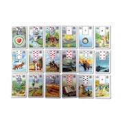 A képen a Mlle Lenormand jóskártyacsomag néhány lapja látható, összesen 24 darab kártya, gyönyörűen illusztrált jelenetekkel. Minden kártyán egy-egy szimbólum található – például szív, gyűrű, medve, ló, kutya vagy könyv –, amelyek különféle életeseményeket, érzelmi állapotokat vagy személyeket jelképeznek. A lapokon klasszikus francia kártyajelölések (pl. treff, kör, káró) is láthatók, valamint a sarkukban egy-egy szám. 