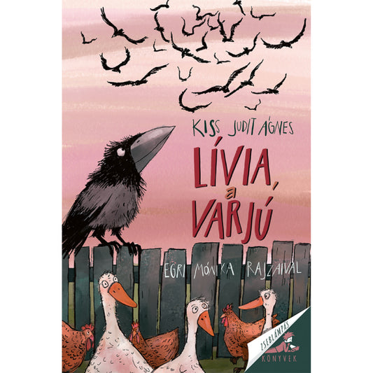 A „Lívia, a varjú” című könyv borítója, amelyen egy fekete varjú ül egy deszkapalánkon, és az égre néz, ahol sok más varjú repül. A varjú alatt fehér libák és barna tyúkok állnak a rózsaszín égbolt előtt. A cím nagy piros betűkkel, a szerző és illusztrátor neve kézírásos stílusban olvasható.
