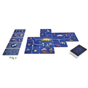 A Lumenara felfedezői társasjáték játékmenete közben látható játéktér, kék színű lapkákkal, űrlényekkel és útvonalakkal, valamint zöld kristály alakú pontjelölőkkel.